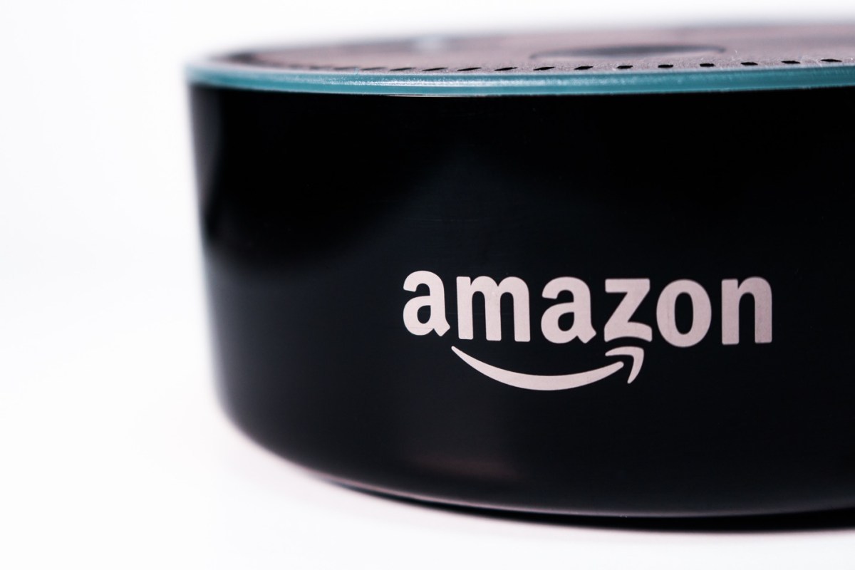 Amazons Echo mit Unternehmenslogo