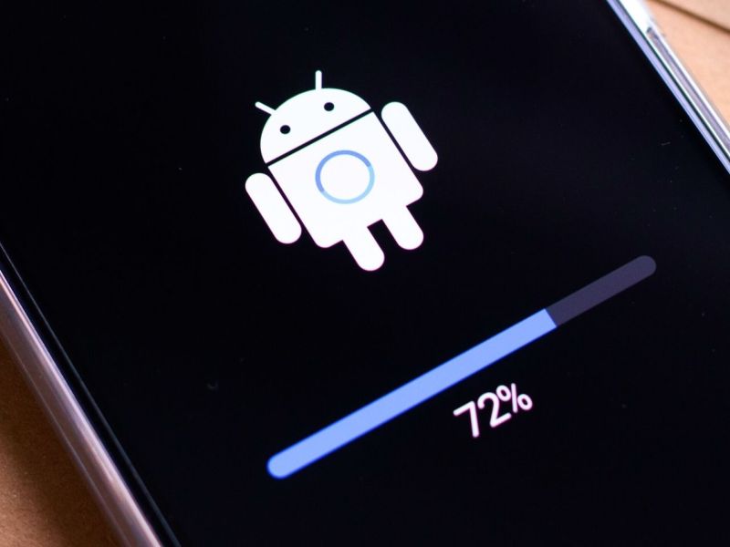Ein Android-Handy mit einem Ladebildschirm.