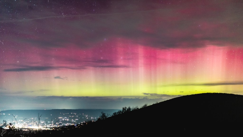 Aurorasäulen vom Shenandoah National Park in Zentralvirginia, USA, aus sichtbar. Mit bloßem Auge sichtbar mit Säulen und grünen/roten Farben für etwa 15 Minuten um 23 Uhr.