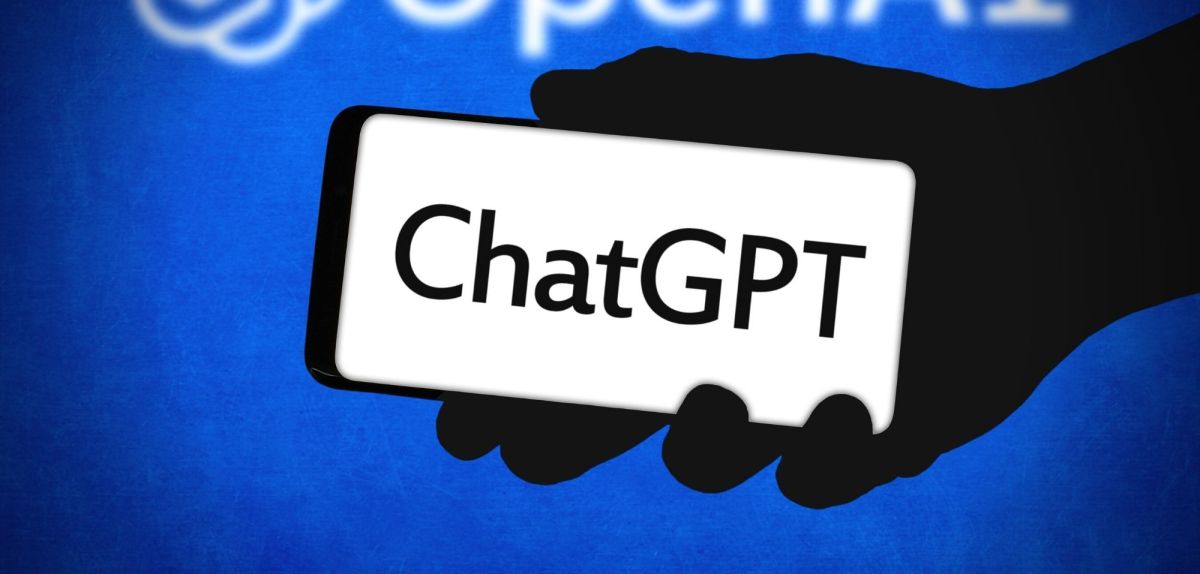 ChatGPT-Schriftzug auf einem Handy.