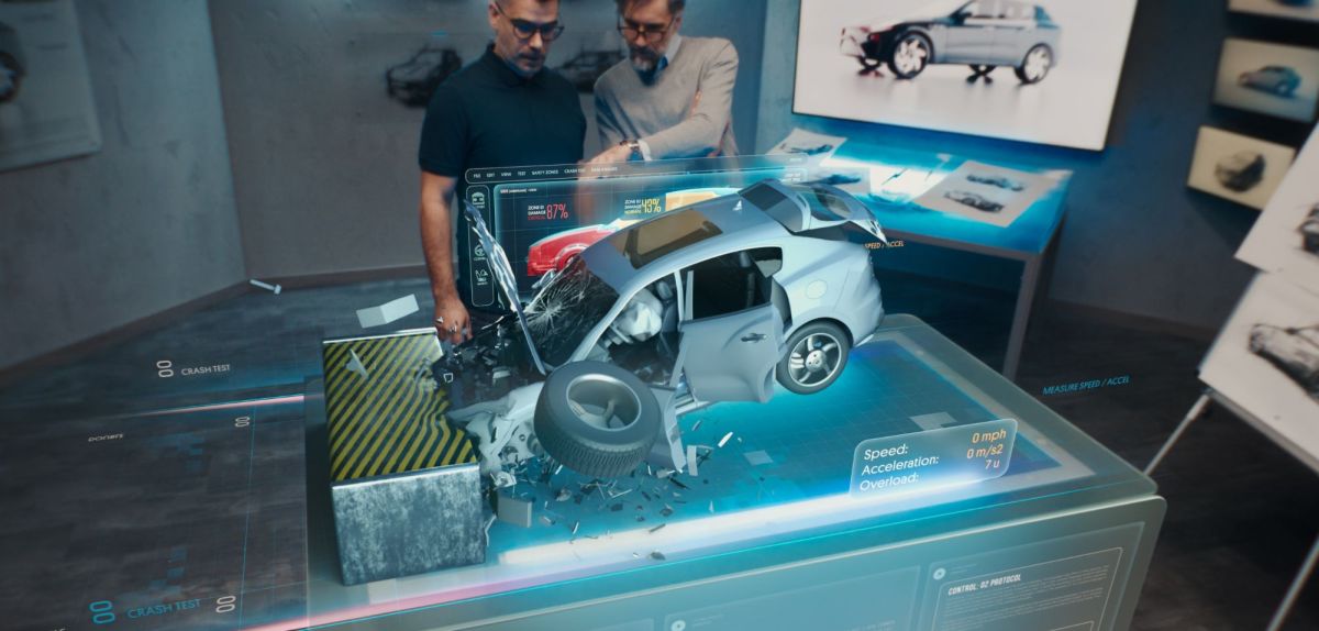 Zwei Ingenieure stehen im Design-Studio in der Nähe von futuristischen holographischen Tisch und machen einen Test in einem 3D-Auto-Crashtest-Simulator, der einen Verkehrsunfall simuliert