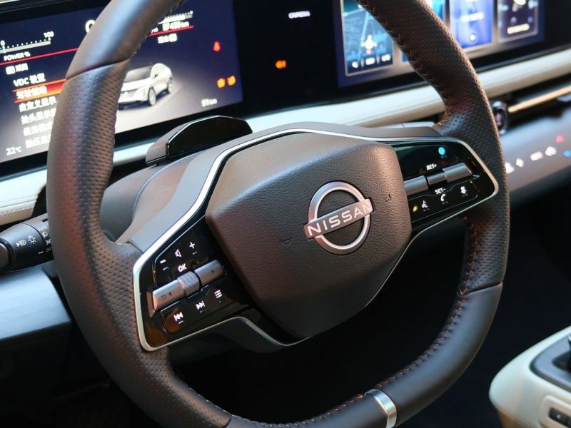 Nissan-Logo auf einem Lenkrad