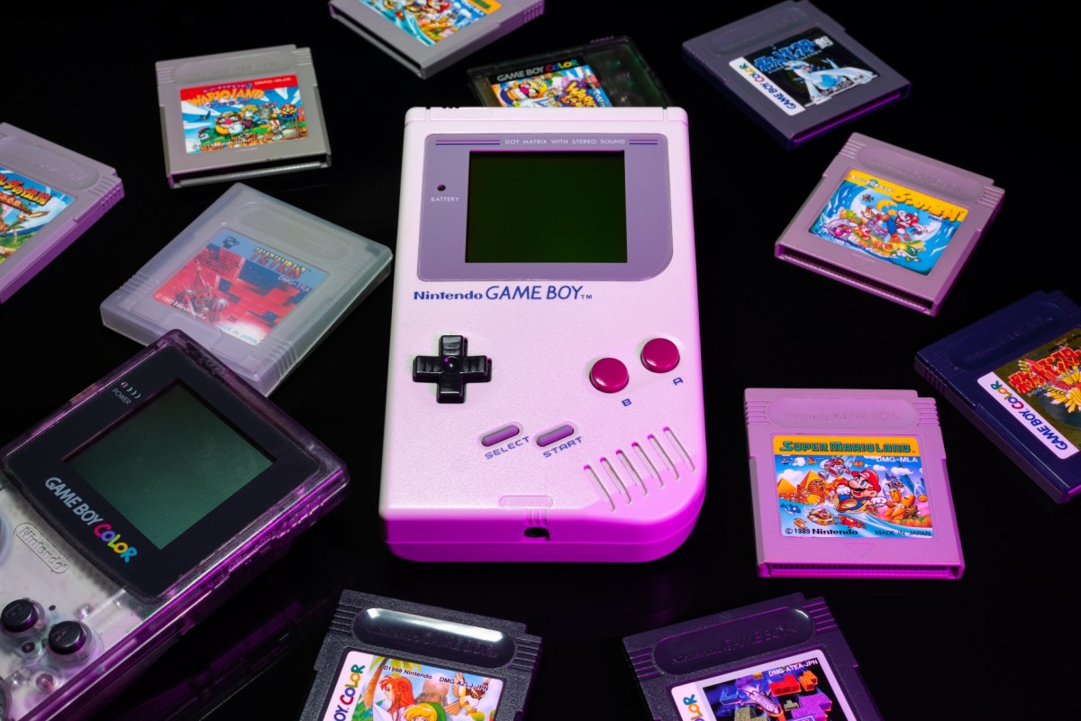 Game Boy mit Spielen.