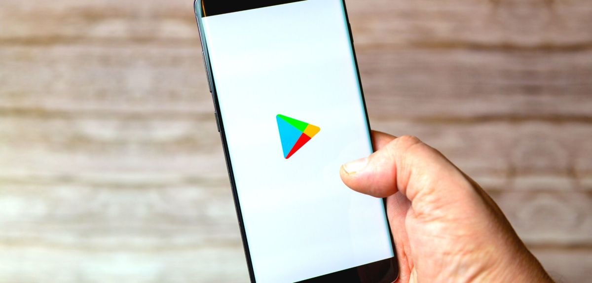 Symbol des Google Play Stores auf einem Handy.