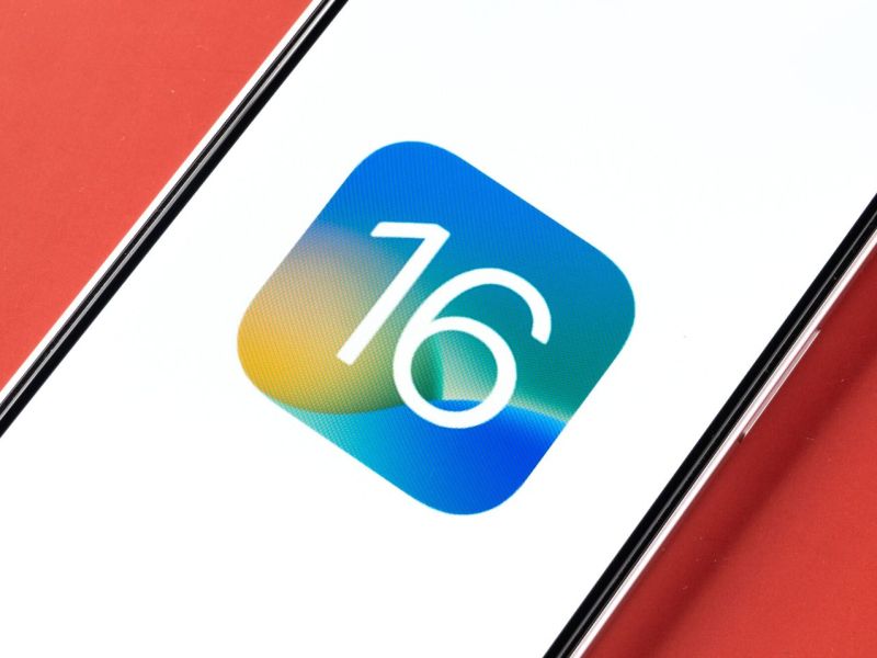 Handy mit dem Logo für iOS 16 auf dem Display.