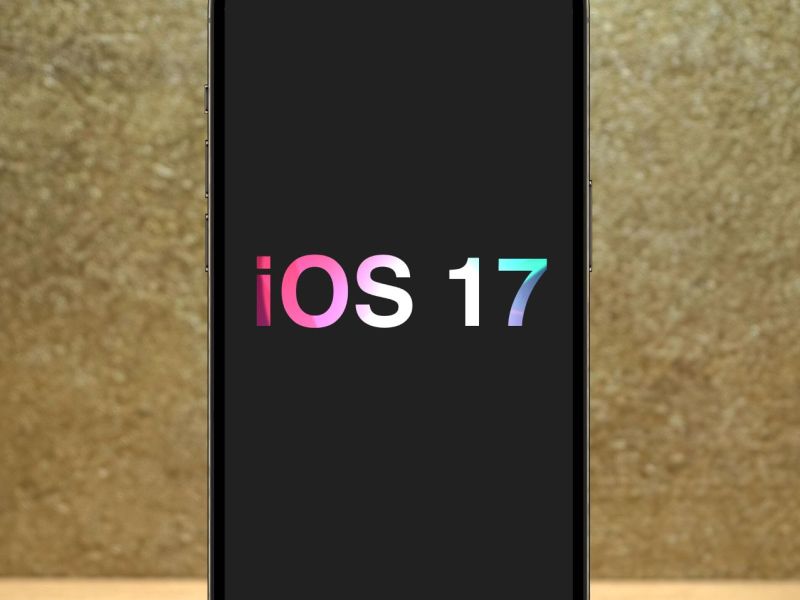 iPhone 14 mit fiktivem iOS 17-Logo.