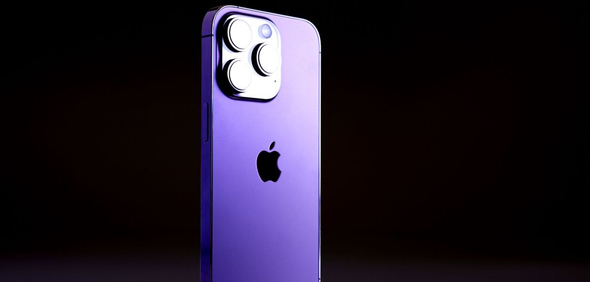 Ein lila iPhone 14 vor schwarzem Hintergrund.