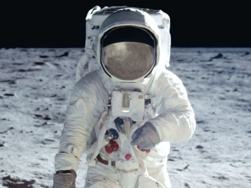 Foto eines Astronauten auf dem Mond.