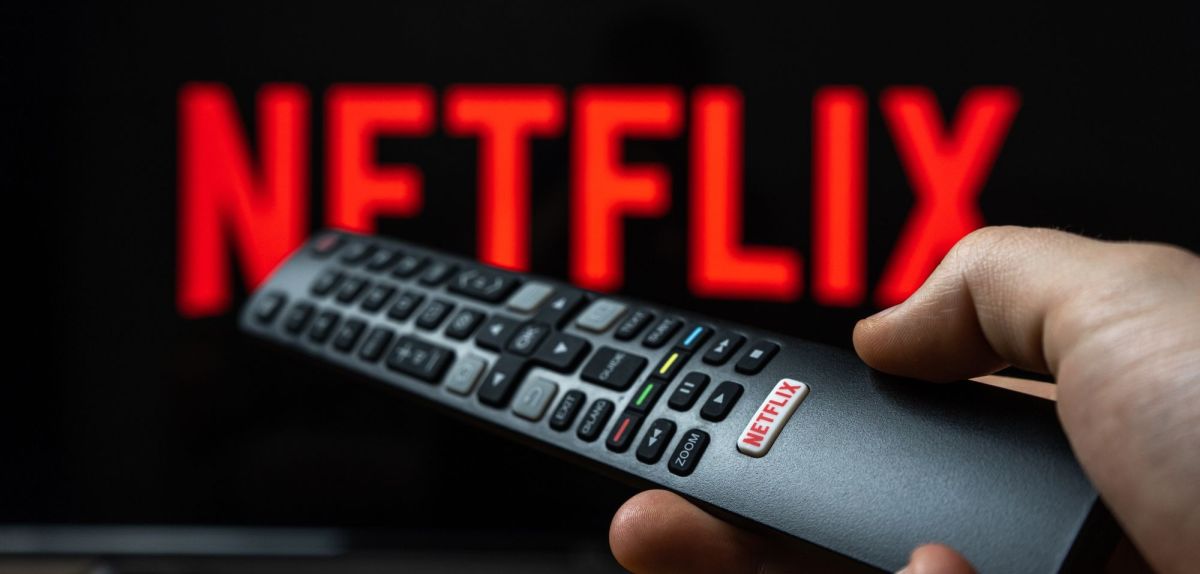 Netflix auf dem TV und Fernbedienung