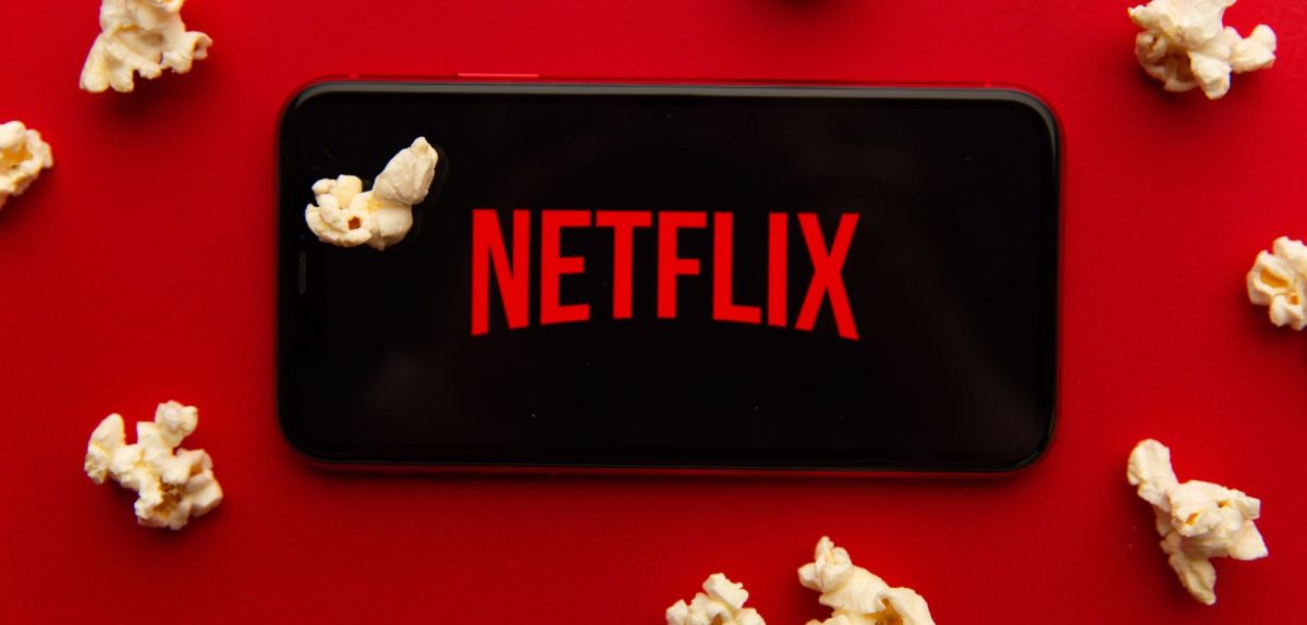 Netflix-Logo auf einem Handy.