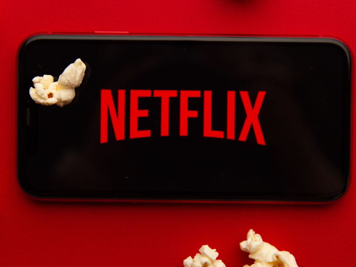 Netflix-Logo auf einem Handy.