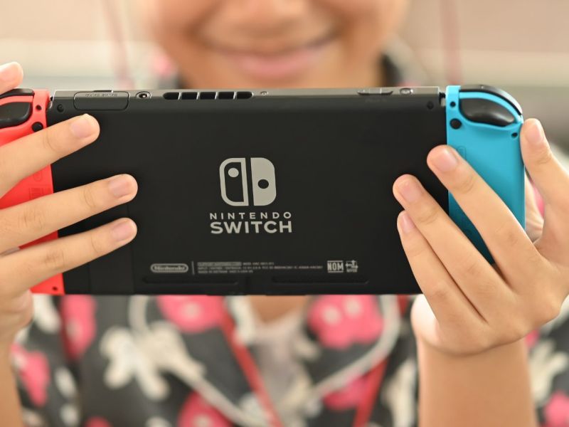 Person hält eine Nintendo Switch in Händen.