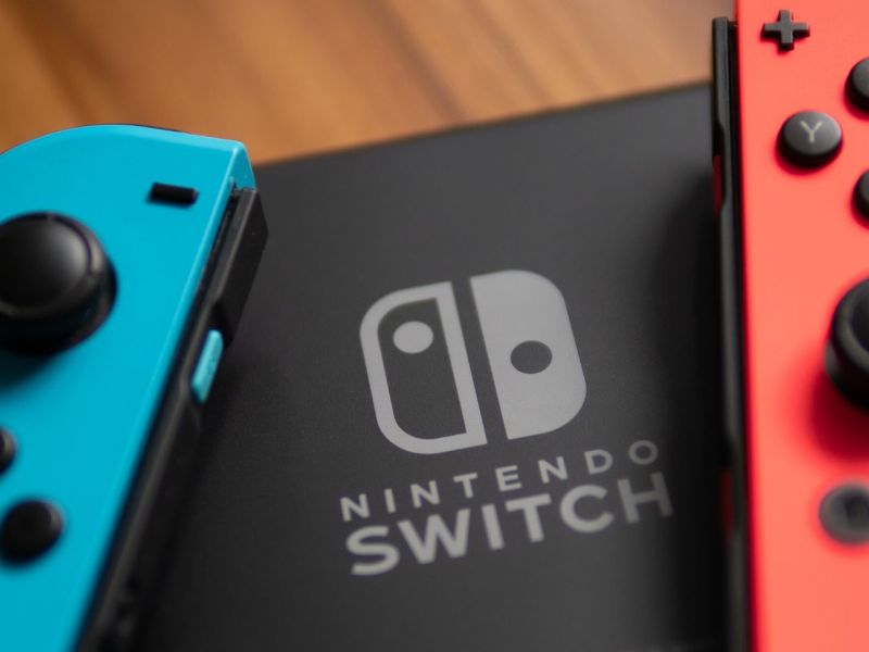 Nintendo Switch mit zwei Joycon-Controllern.