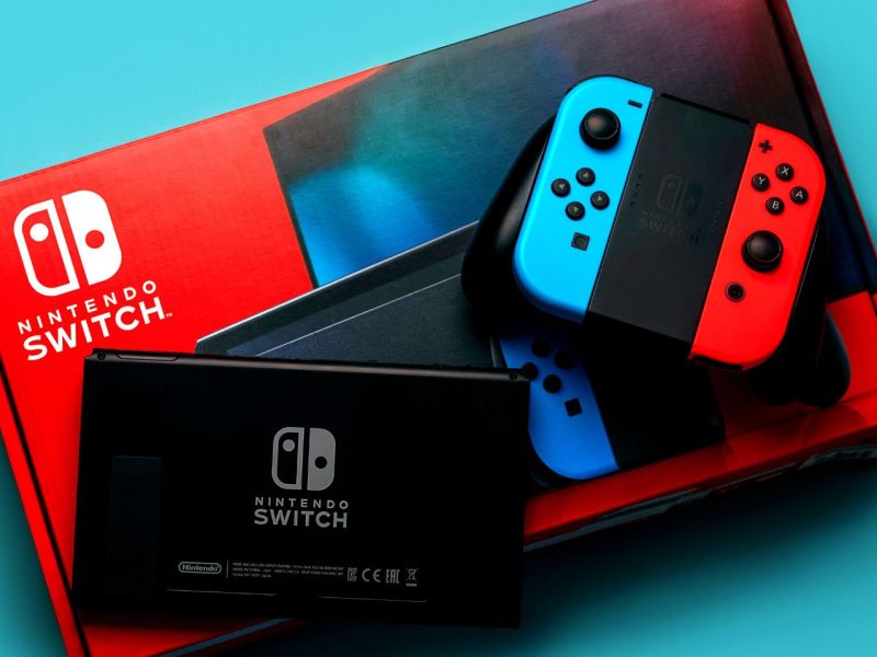 Eine Nintendo Switch mit Verpackung.