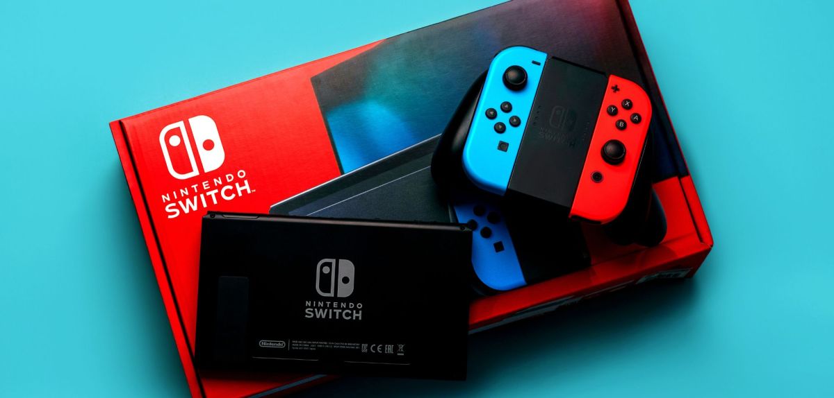 Eine Nintendo Switch mit Verpackung.