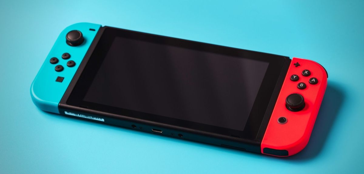 Nintendo Switch auf blauem Untergrund.