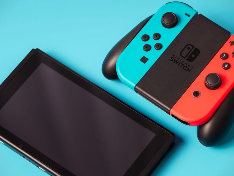 Nintendo Switch auf blauem Untergrund.