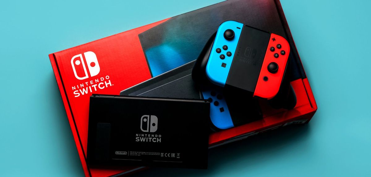 Eine Nintendo Switch und ihre Verpackung.