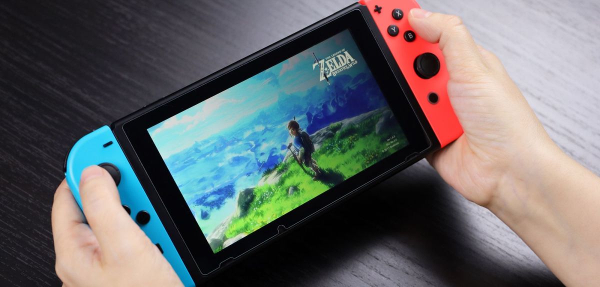 Eine Nintendo Switch mit "Zelda: Breath Of The Wild" auf dem Display.