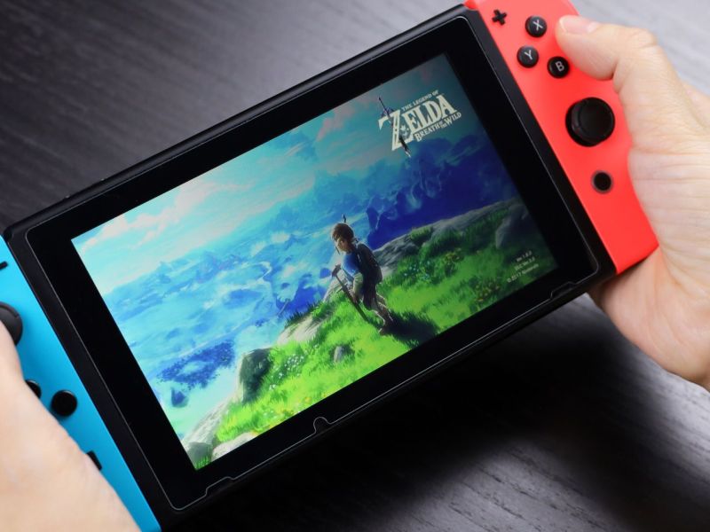 Eine Nintendo Switch mit "Zelda: Breath Of The Wild" auf dem Display.