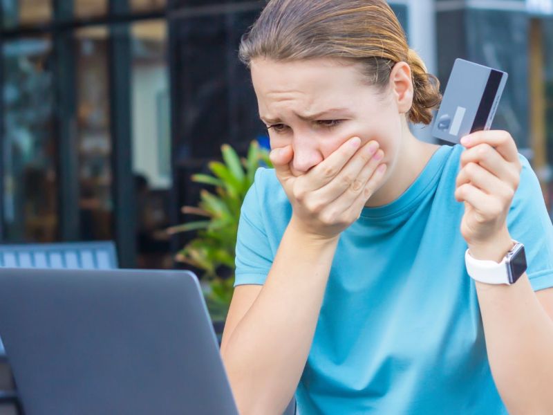 Frau ist auf Online-Shopping-Falle hereingefallen und ist schockiert.