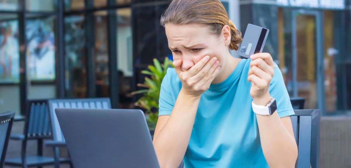 Frau ist auf Online-Shopping-Falle hereingefallen und ist schockiert.