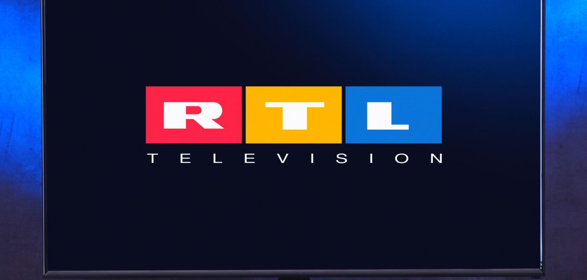RTL-Logo auf einem Fernseher.
