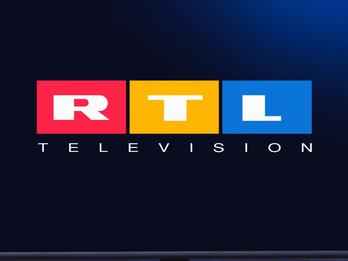 RTL-Logo auf einem Fernseher.