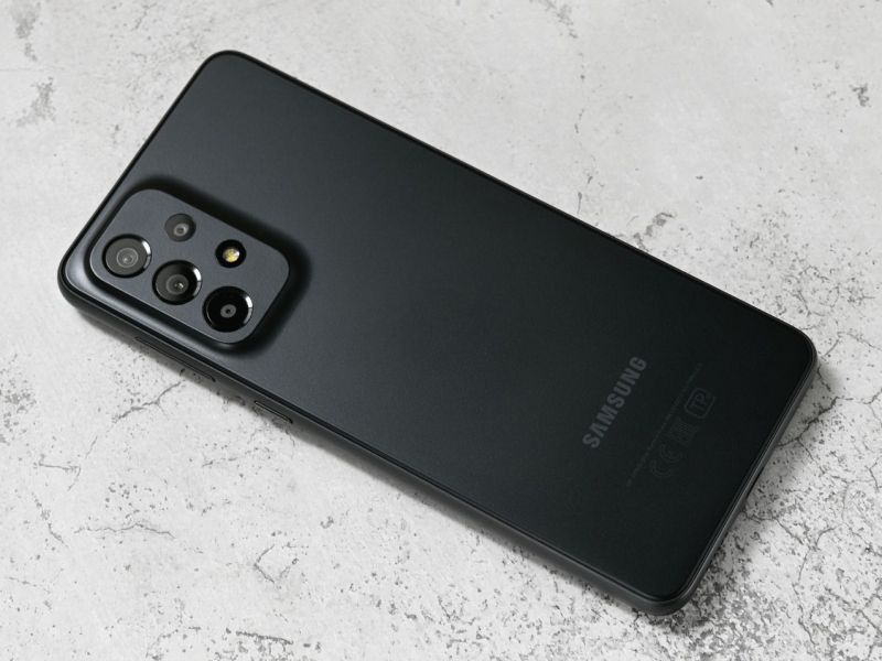 Ein Samsung Galaxy A33 auf hellem Untergrund.