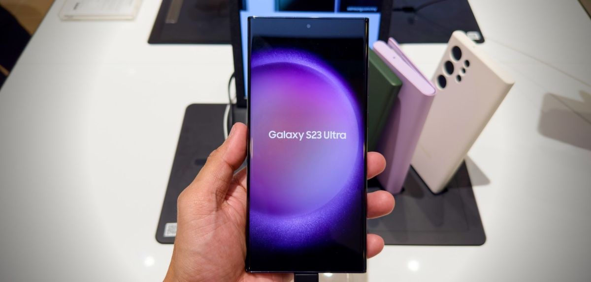 Ein Samsung Galaxy S23 Ultra in einem Laden.