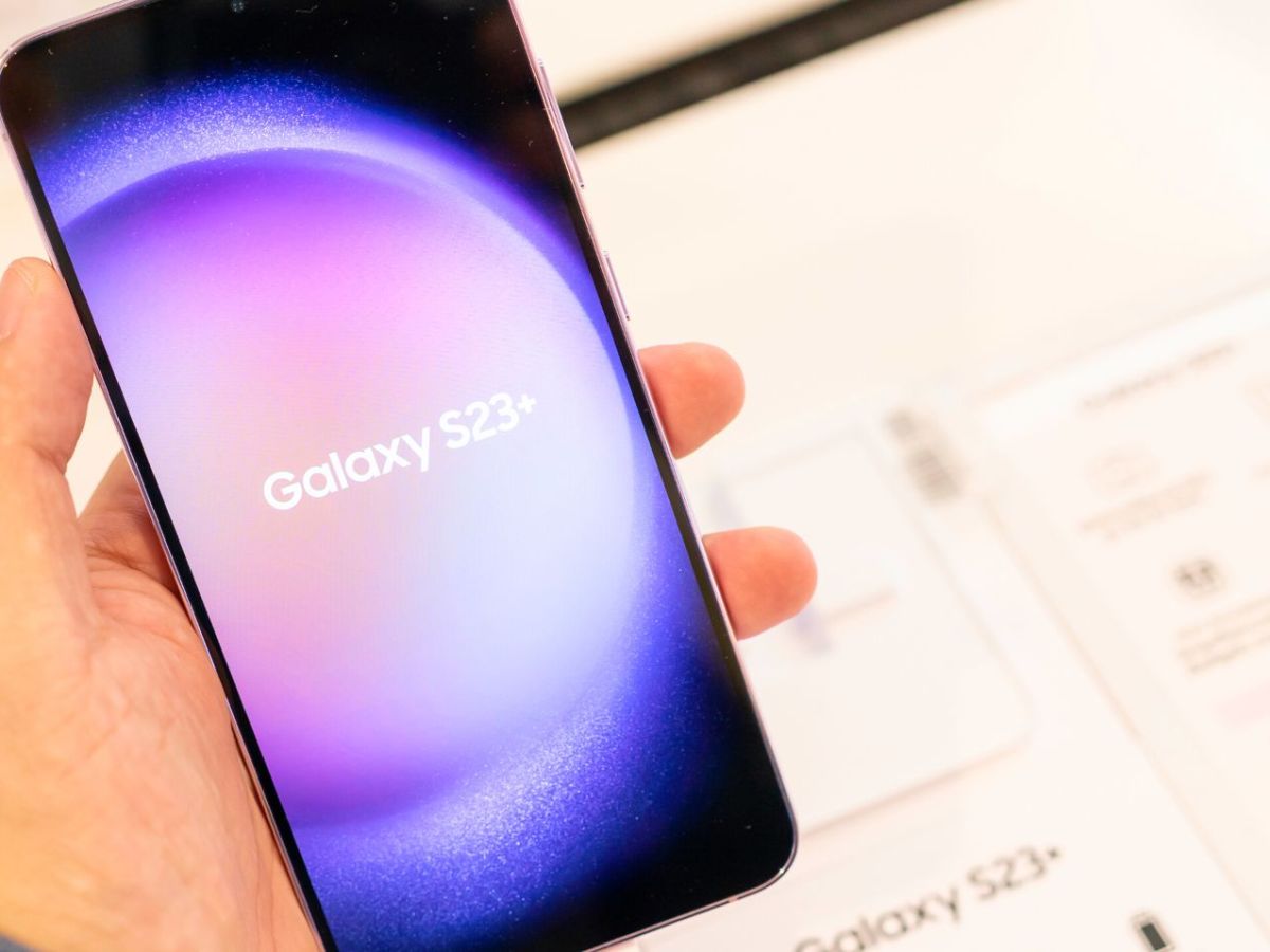 Ein Samsung Galaxy S23+ in der Hand einer Person.