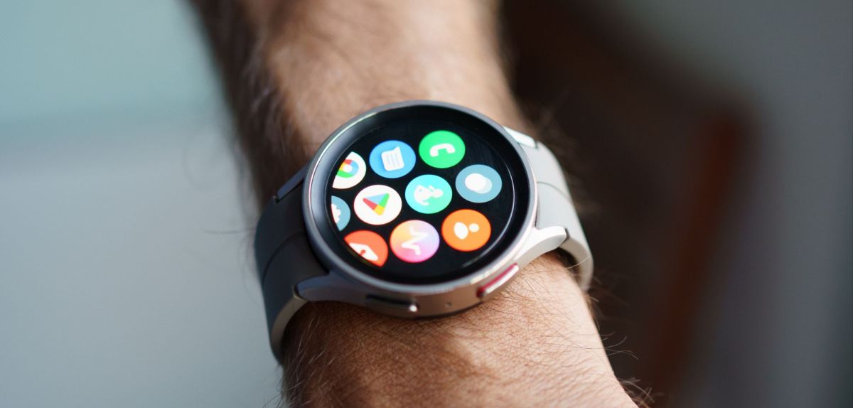 Samsung Galaxy Watch 5 an einem Handgelenk