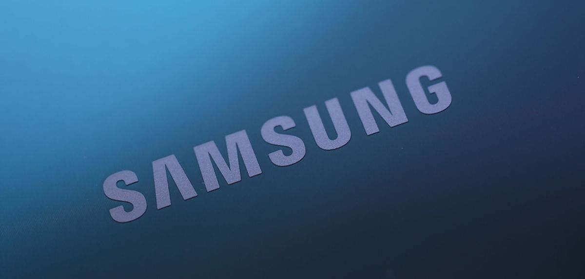Samsung-Schriftzug auf blauem Untergrund.