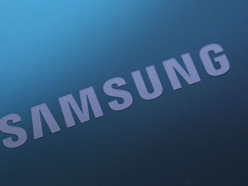 Samsung-Schriftzug auf blauem Untergrund.