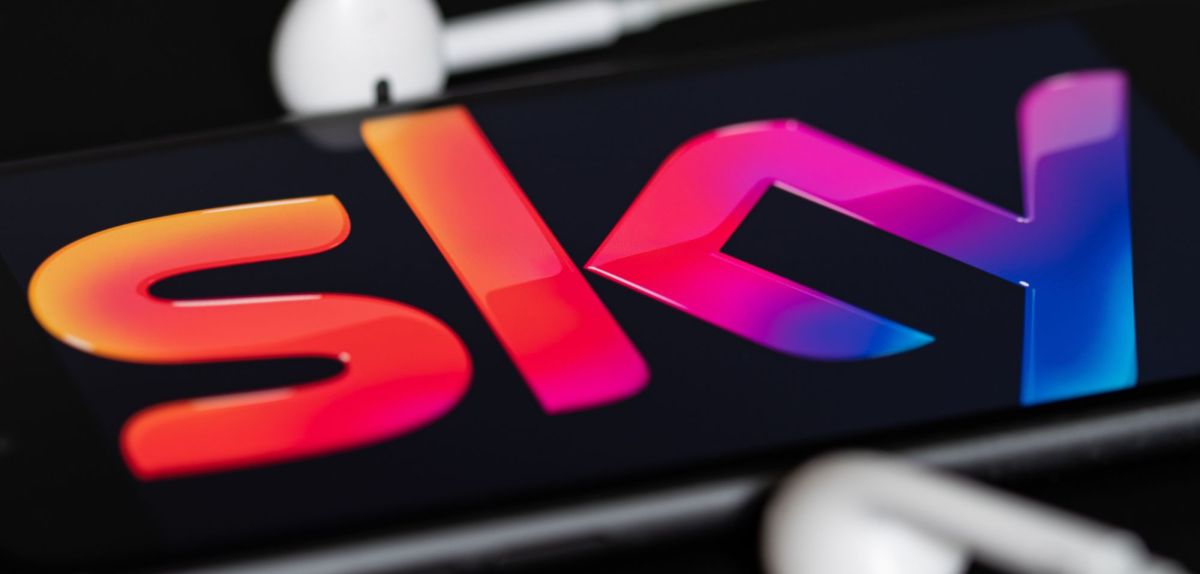 Sky-Logo auf einem Handy.