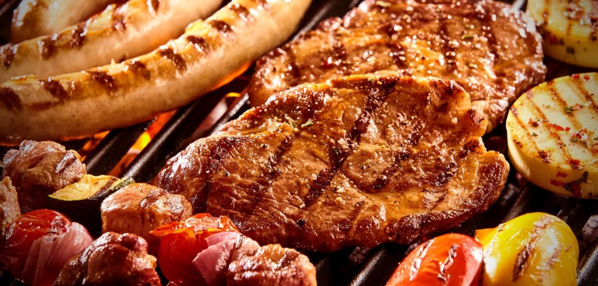 Fleisch und Gemüse auf einem Grillrost