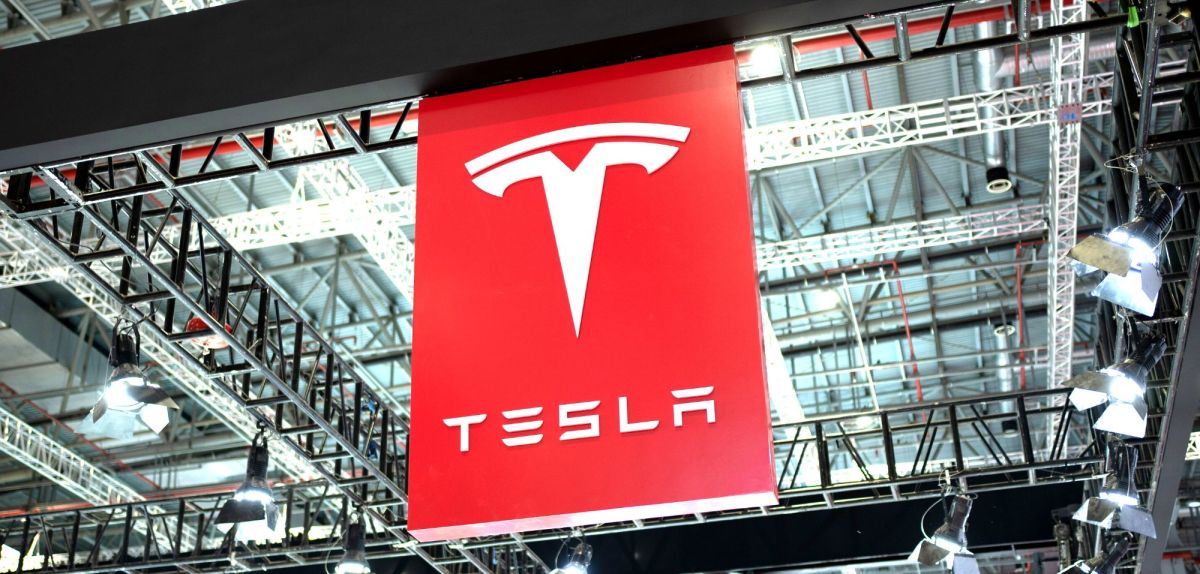 Tesla-Banner auf einer Messe.