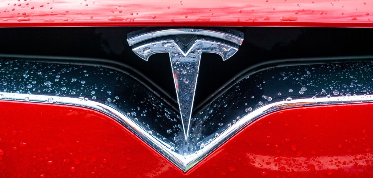 Tesla Logo auf dem Auto