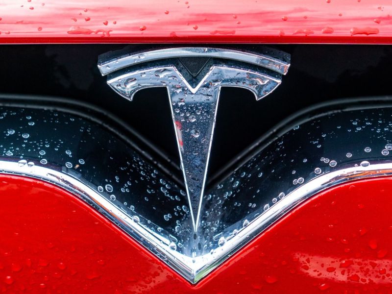Tesla Logo auf dem Auto