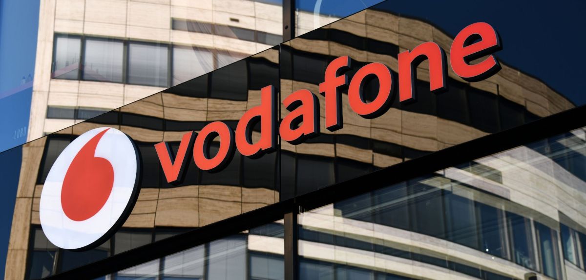 Vodafone Logo an einem Gebäude