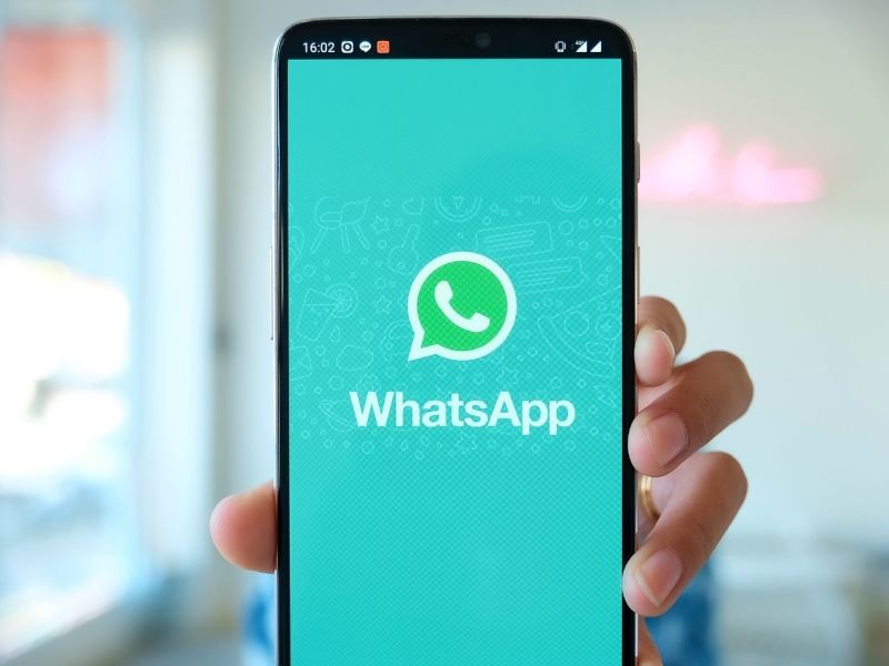 WhatsApp-Logo auf einem Handy.