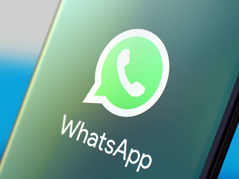 WhatsApp-Logo auf einem Handy.