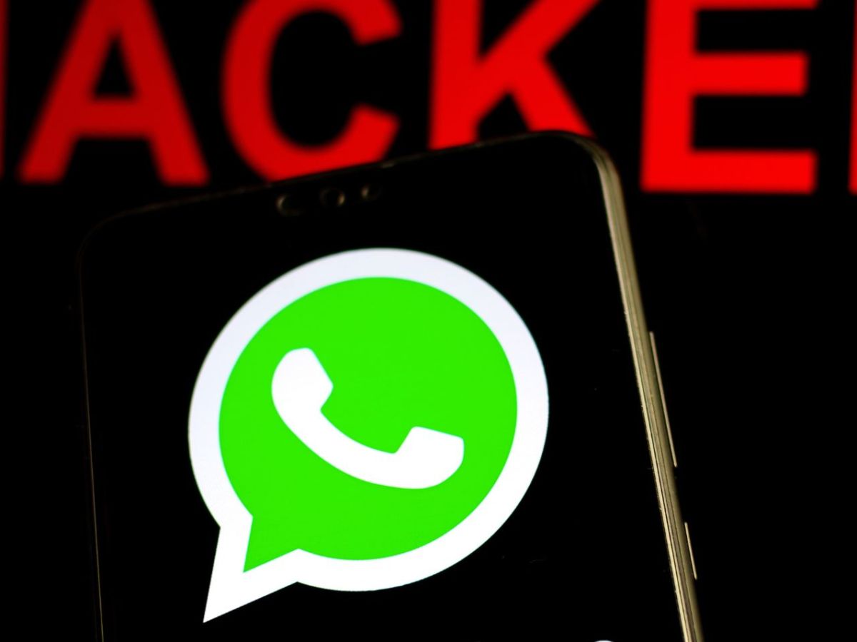 WhatsApp Logo und Hacked Warnung