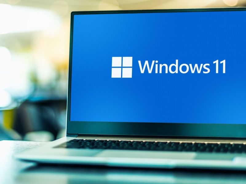 Windows 11-Symbol auf einem Laptop-Bildschirm.