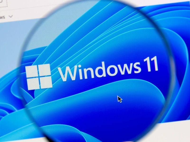 Windows 11-Symbol unter der Lupe.