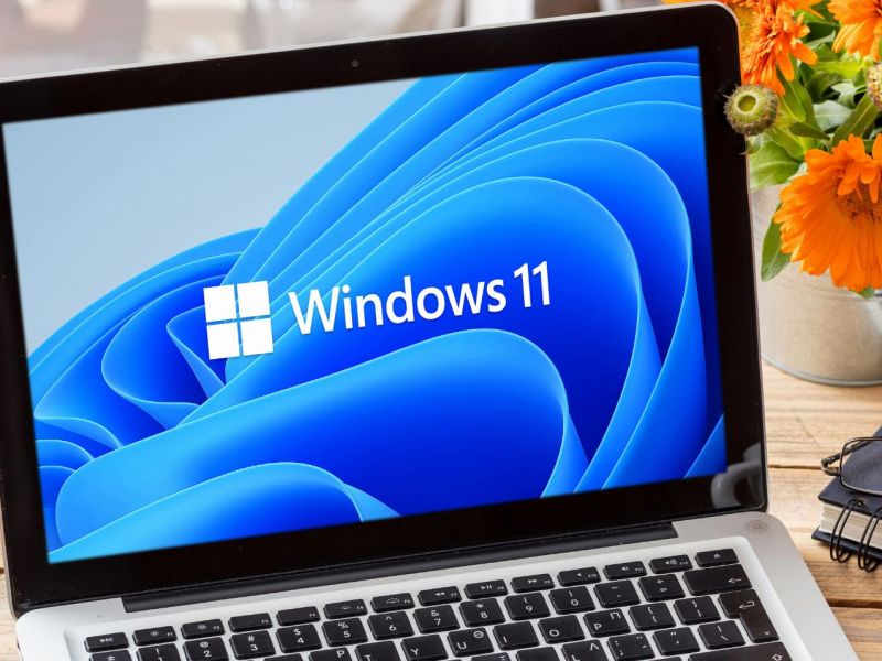 Windows 11 Logo auf einem Laptop