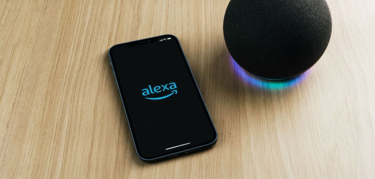 Ein Smartlautsprecher und ein Handy mit Amazons Alexa.