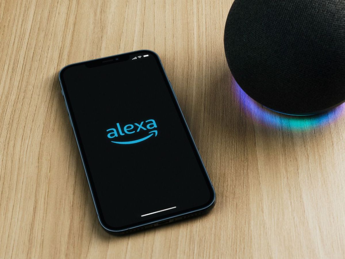 Ein Smartlautsprecher und ein Handy mit Amazons Alexa.