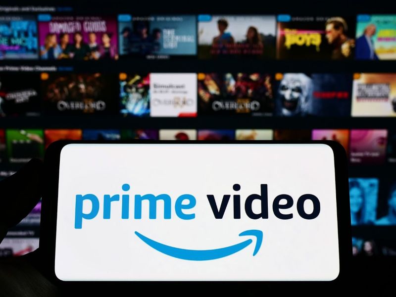 Ein Handy mit dem Logo von Amazon Prime Video, dahinter jede Menge Streaming-Kacheln.