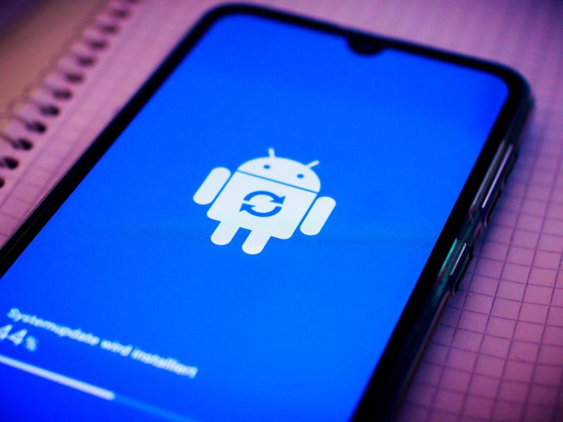 Android-Logo auf einem Handy.